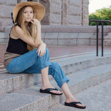 Load image into Gallery viewer, Aerosoft - Glitter A0825 Women Black thong style sandals1