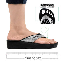 Load image into Gallery viewer, Aerosoft - Glitter A0825 Women Silver thong style sandals4